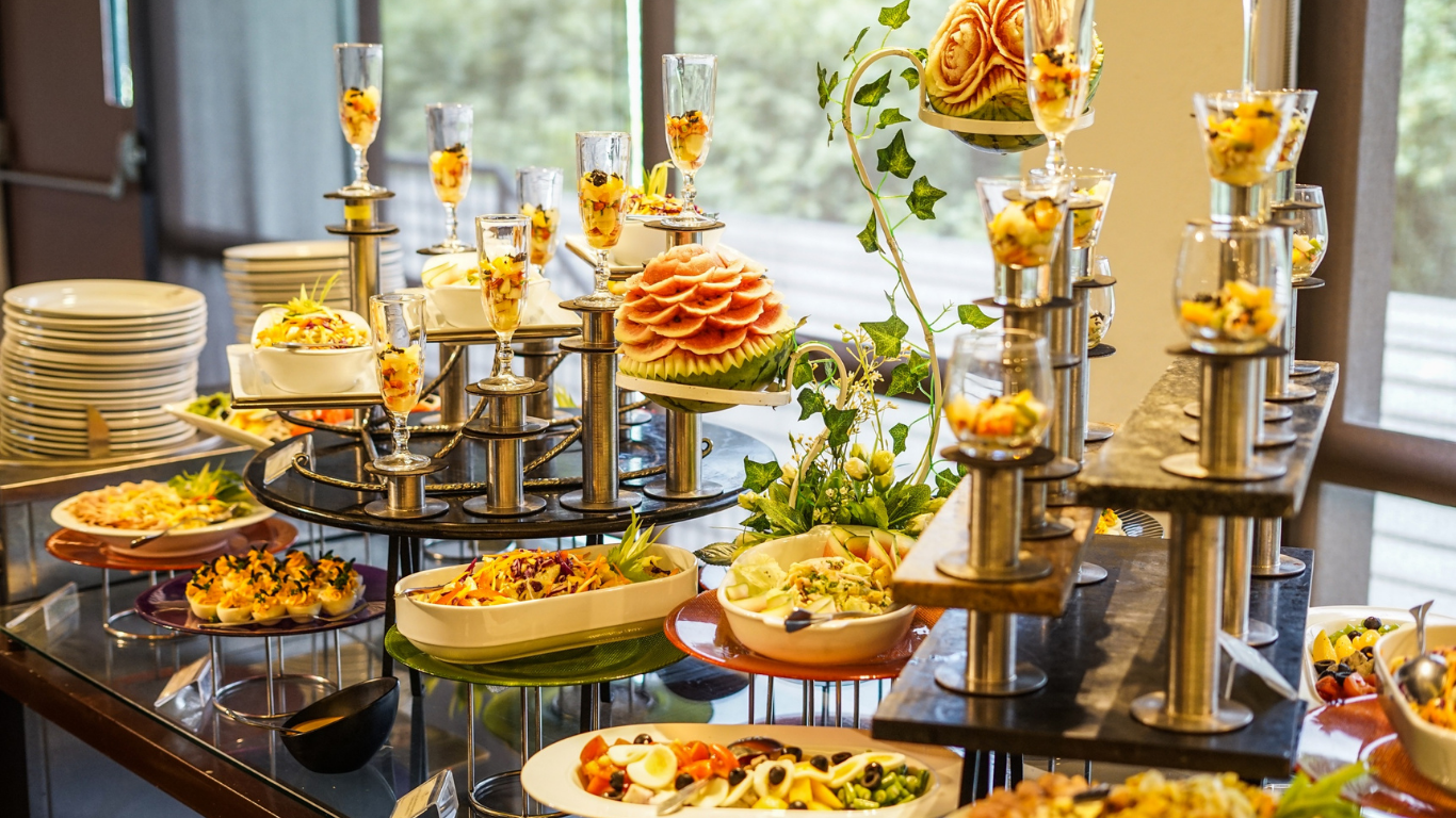 Wedding catering presentation with floral décor